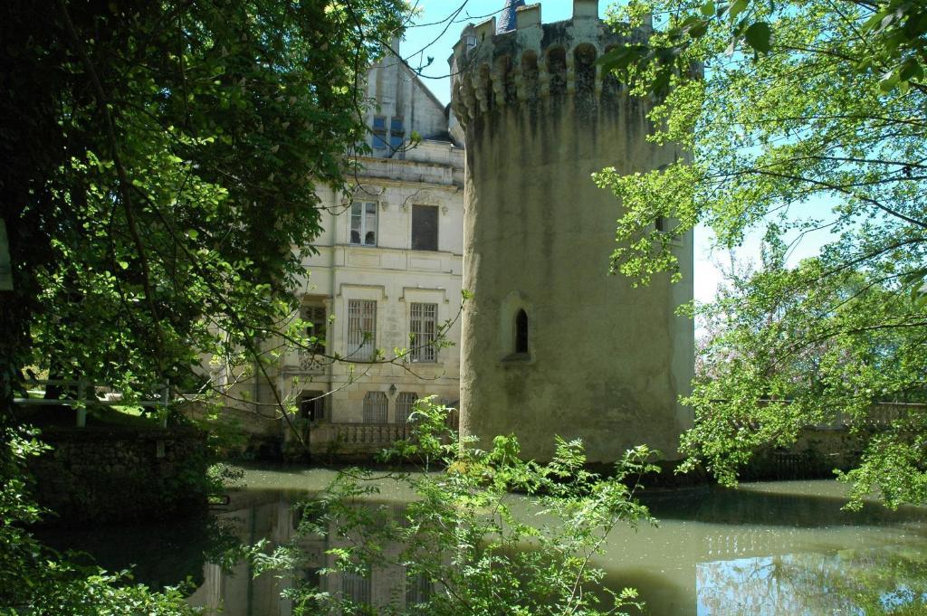Chateau-Hotel De Nieuil Екстериор снимка