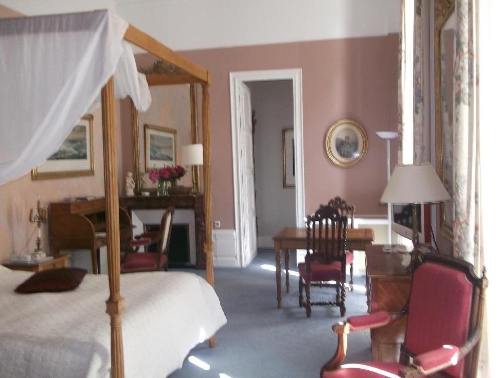 Chateau-Hotel De Nieuil Екстериор снимка